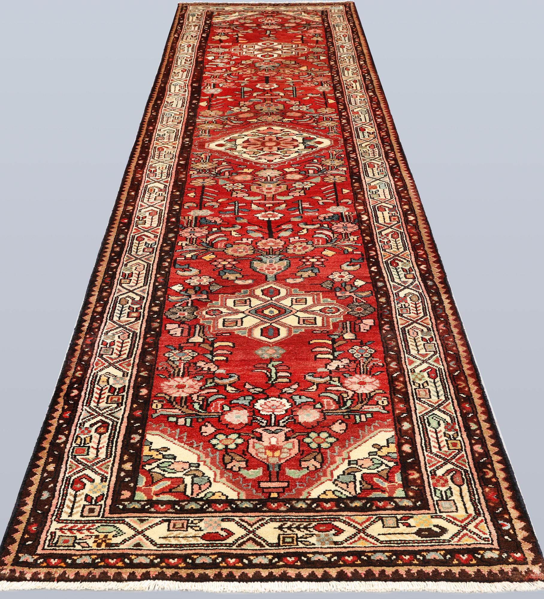 A Hamadan runner, approx. 415 x 103 cm.