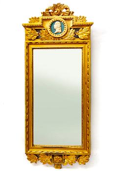 A gilded mid 1900s Gustavian style mirror.