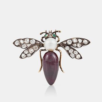 1119. BROSCH med gammalslipade diamanter, smaragder, granat och troligen äkta pärla i form av en fluga. Sent 1800-tal.