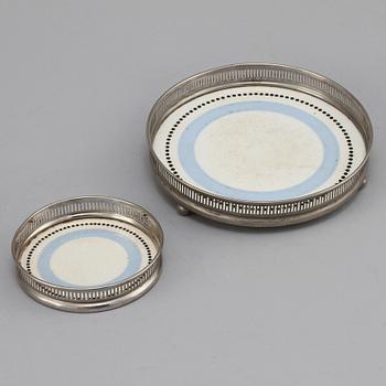 BRICKA samt COASTERS, 2 st, delvis Villeroy & Boch, 1900-talets mitt.