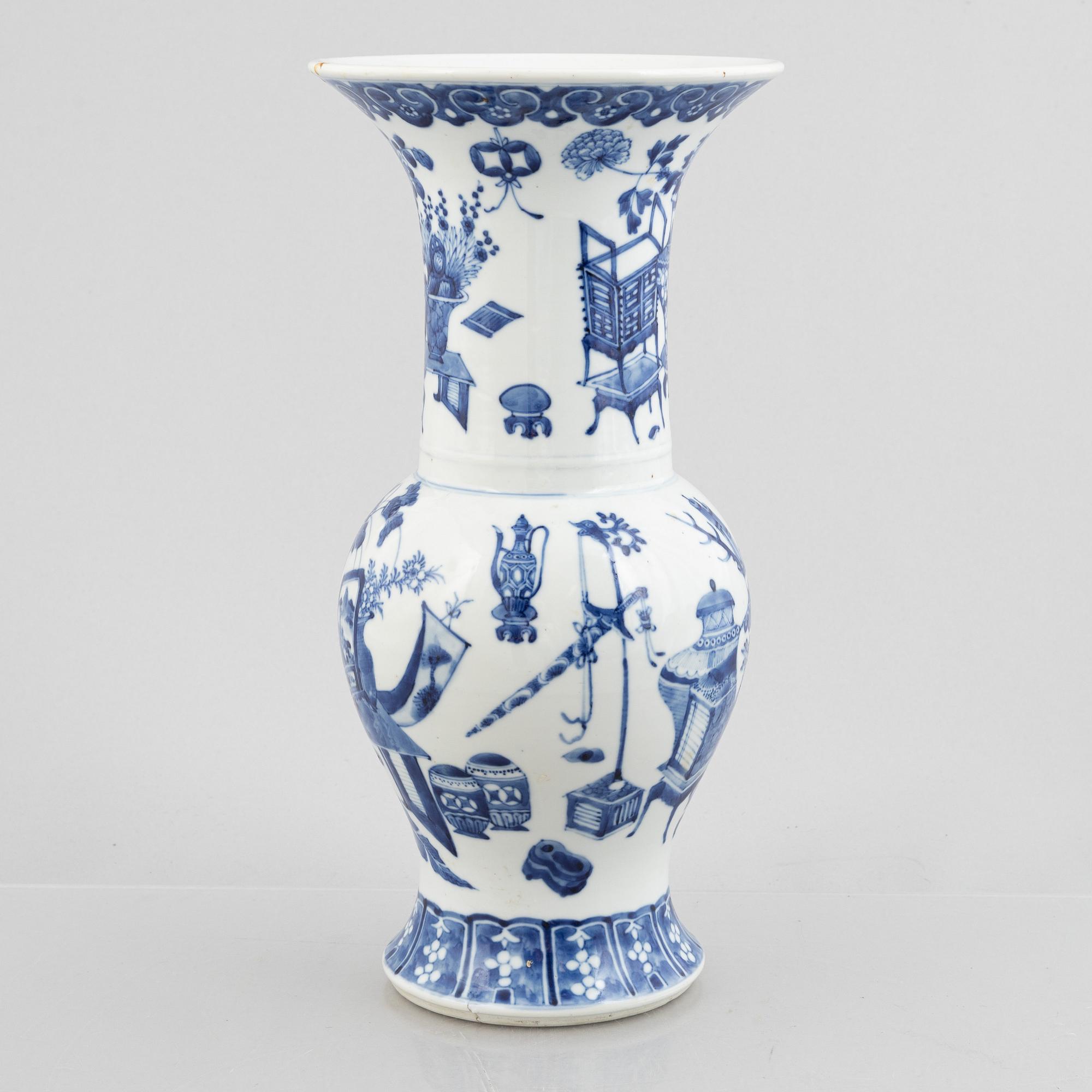A Chinese blue and white porcelain vase, late Qing dynasty.