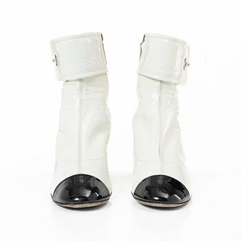 Chanel, ankle boots, size 37C.
