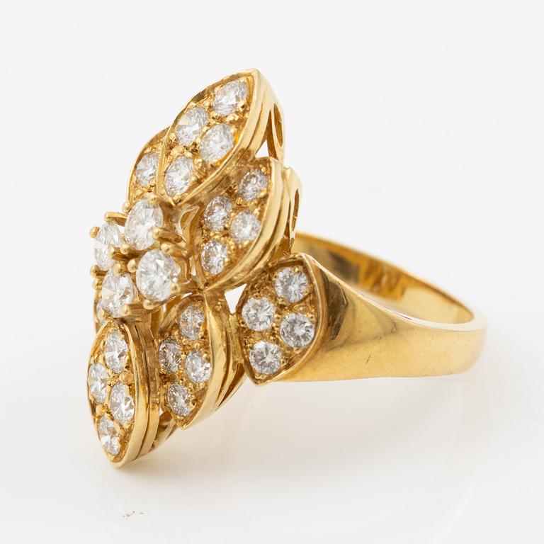 Ring 18K guld med briljantslipade diamanter.