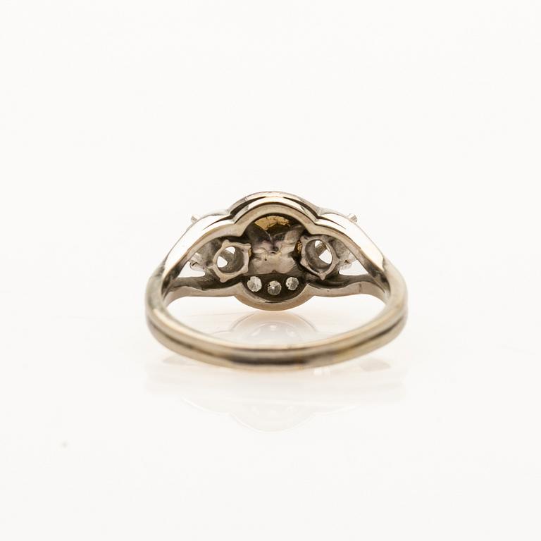 Ring, 18k,  med pärla och briljanter.