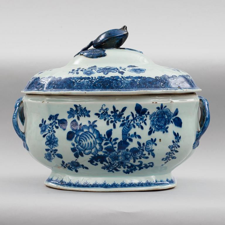 Servis, 62 delar, kompaniporslin. Qingdynastin, Qianlong (1736-95).