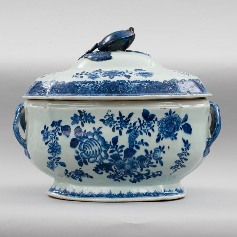 A blue and white dinner service, Qing dynasty, Qianlong (1736-95). (62 pieces).