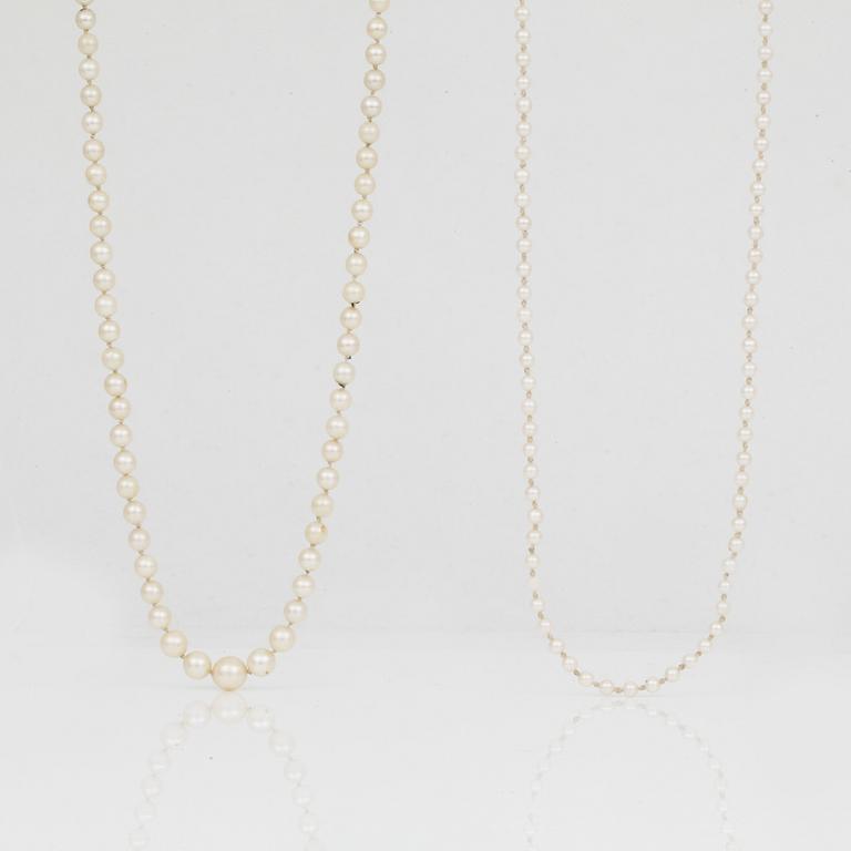 PÄRLCOLLIER, 2 st, odlade pärlor med lås i 14K guld och silver. Total vikt ca 22 g.