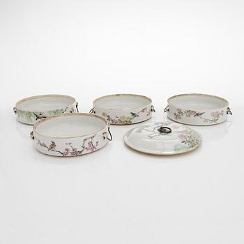 Matkärl och koppar med lock, 3 st, porslin, Kina, omkring år 1900.