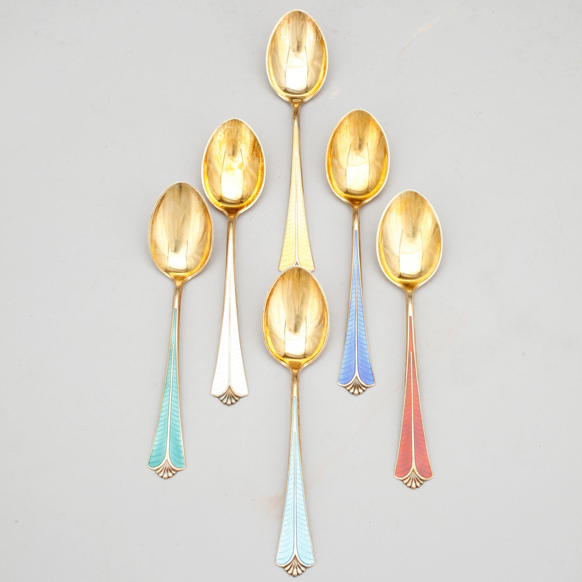 DESSERTSKEDAR, 6 st, förgyllt silver och emalj, David Andersen, Norge, 1900-tal. Vikt ca 151 gr.