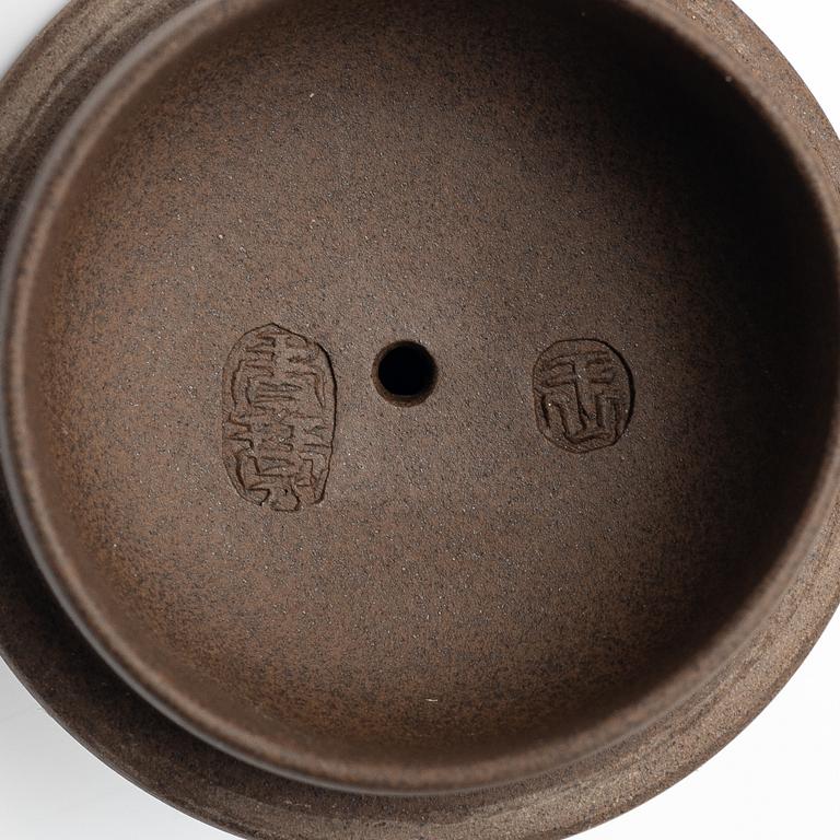 A group of three Chinese yixing teapots, 1980s.