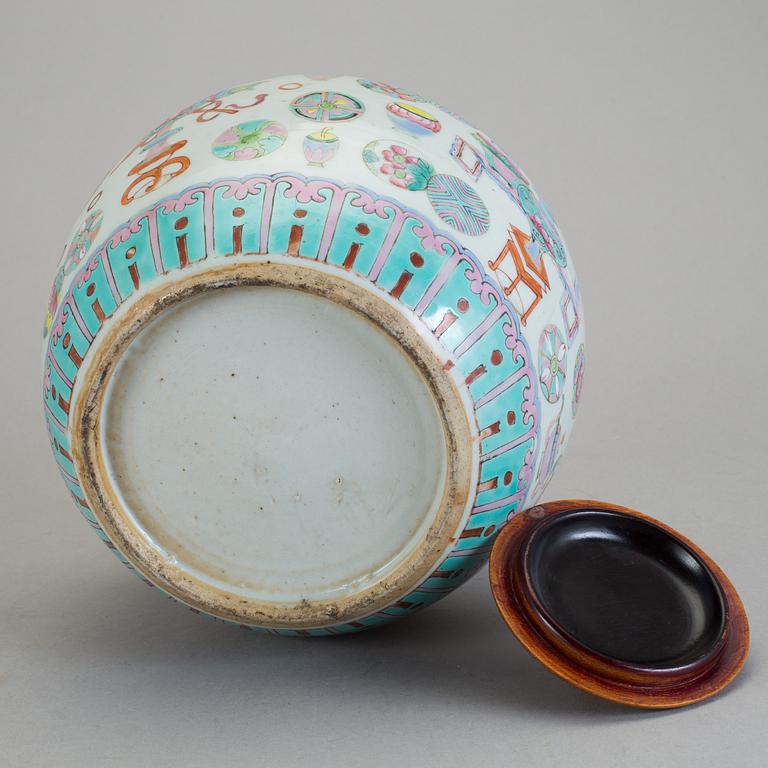 URNA, porslin, Kina, omkring 1900.