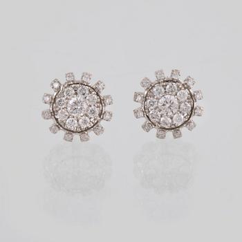 ÖRHÄNGEN, 18K vitguld med briljantslipade diamanter, 0.46 ct. Vikt 2,0 g.