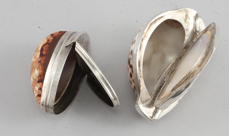 DOSOR, 2 st, silver och snäcka, 1800-tal.