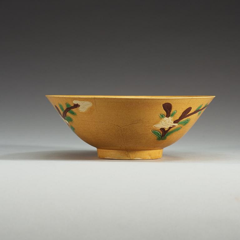 A yellow, aubergine and green glazed bisquit bowl, Qing dynasty, Kangxi (1662-1722).