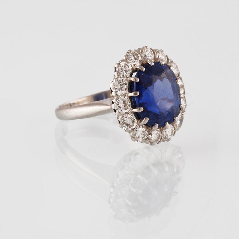 RING, platina med blå safir 5.93 ct samt briljantslipade diamanter 1.11 ct, CG Hallberg, Stockholm, 1956. Vikt 6,9 gram.