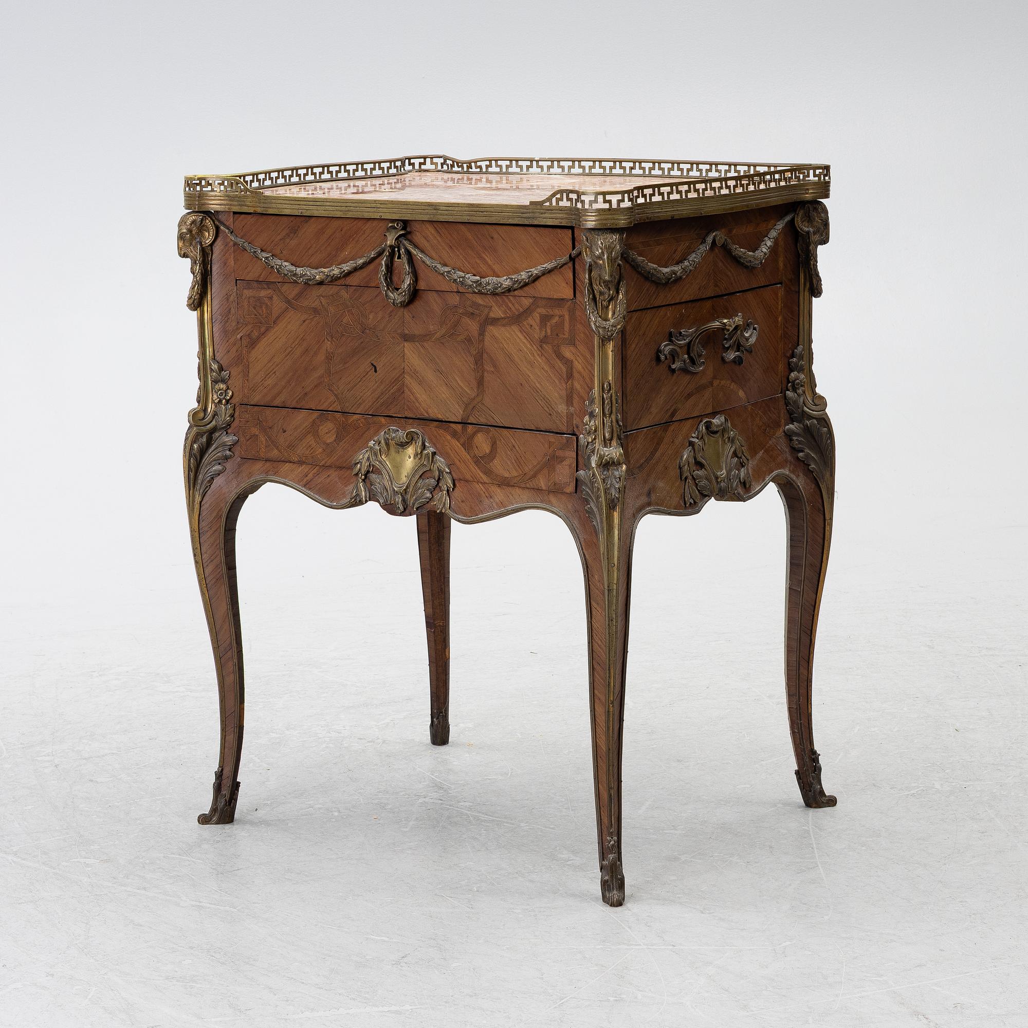 Skåp, Louis XV-stil, omkring år 1900.