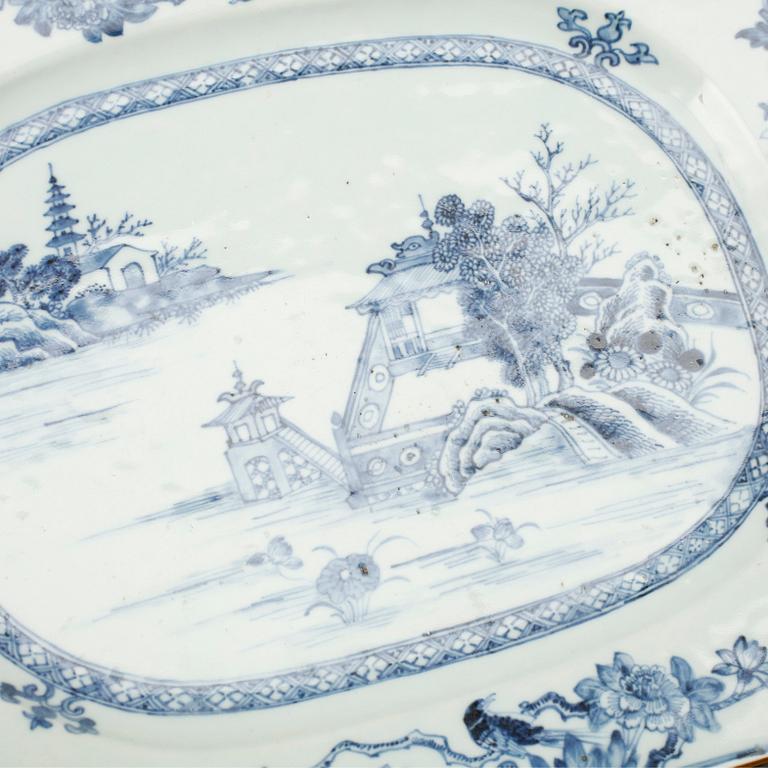 STEKFAT, ett par, porslin, Qingdynastin, Qianlong (1736-1795).