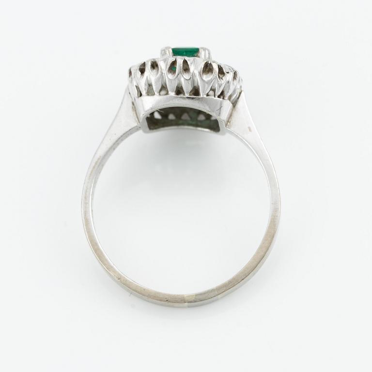 Ring, 18K vitguld med smaragd samt briljantslipade diamanter.