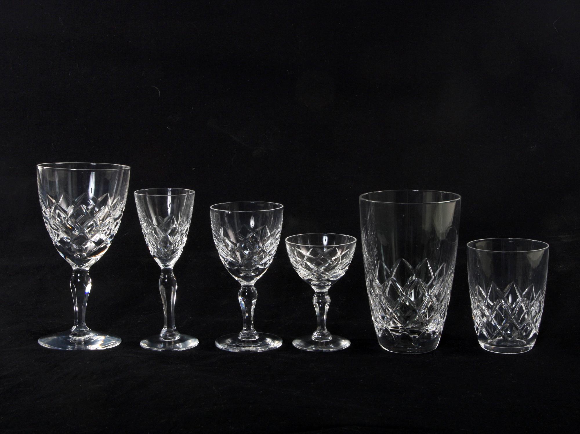 SERVISDELAR, ca 50 delar. Kristallglas, "Senator Design".