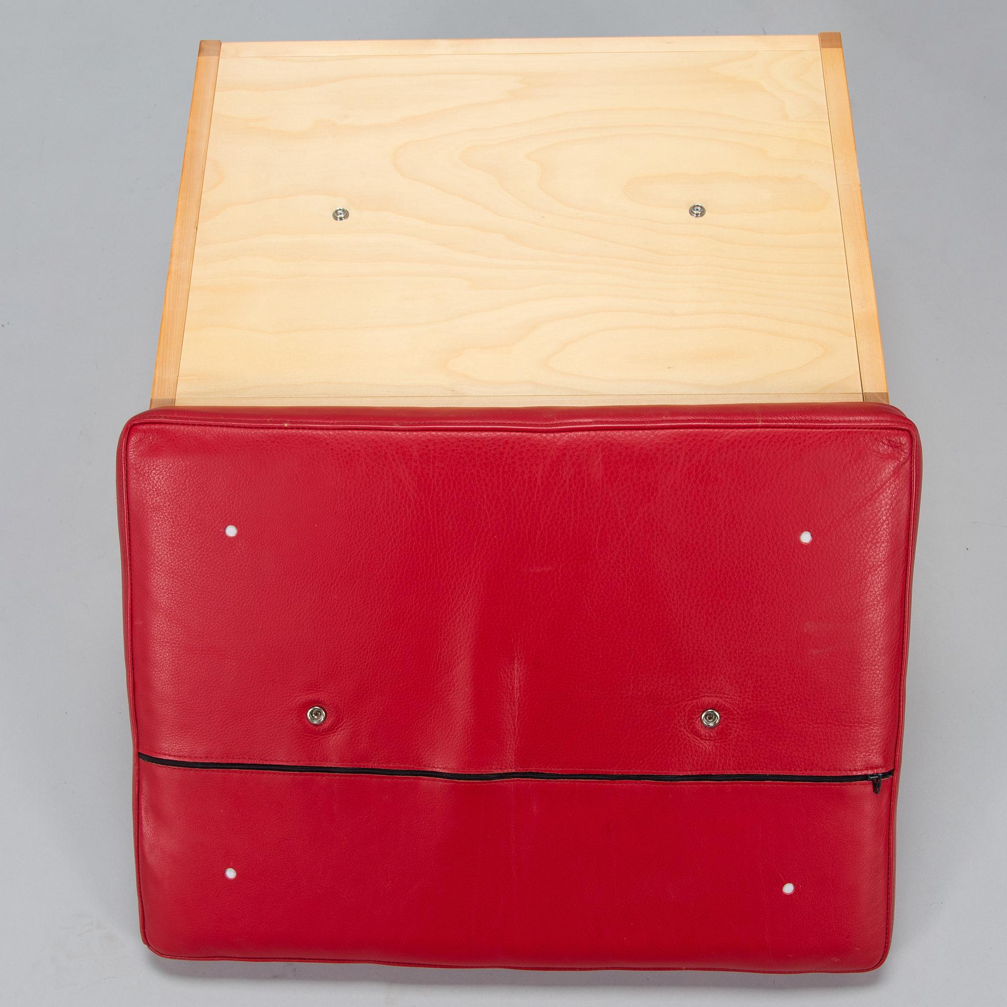 Alvar Aalto, nojatuoli ' High back tank'  E400 för Artek 1999. Ben af Sculten, rahi 445 Artek 1999.