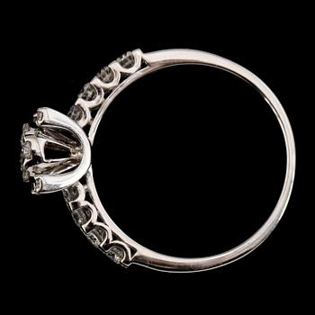 RING, 18K vitguld, briljantslipade diamanter. Vikt ca 3 g.