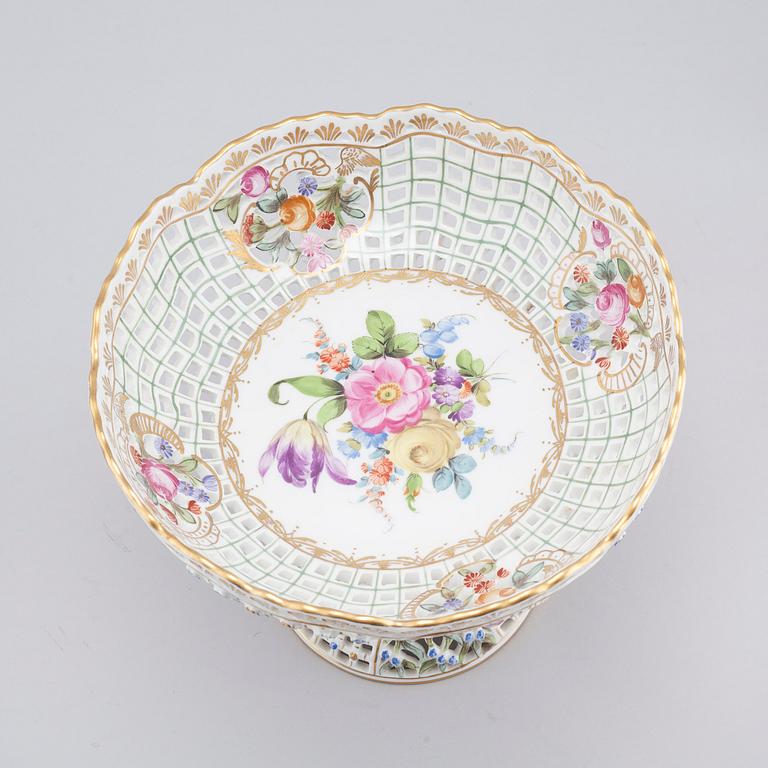 16 similar pieces of porcelain table ware, by Sächsische Porzellan-Manufaktur Dresden, 20th cenutry.