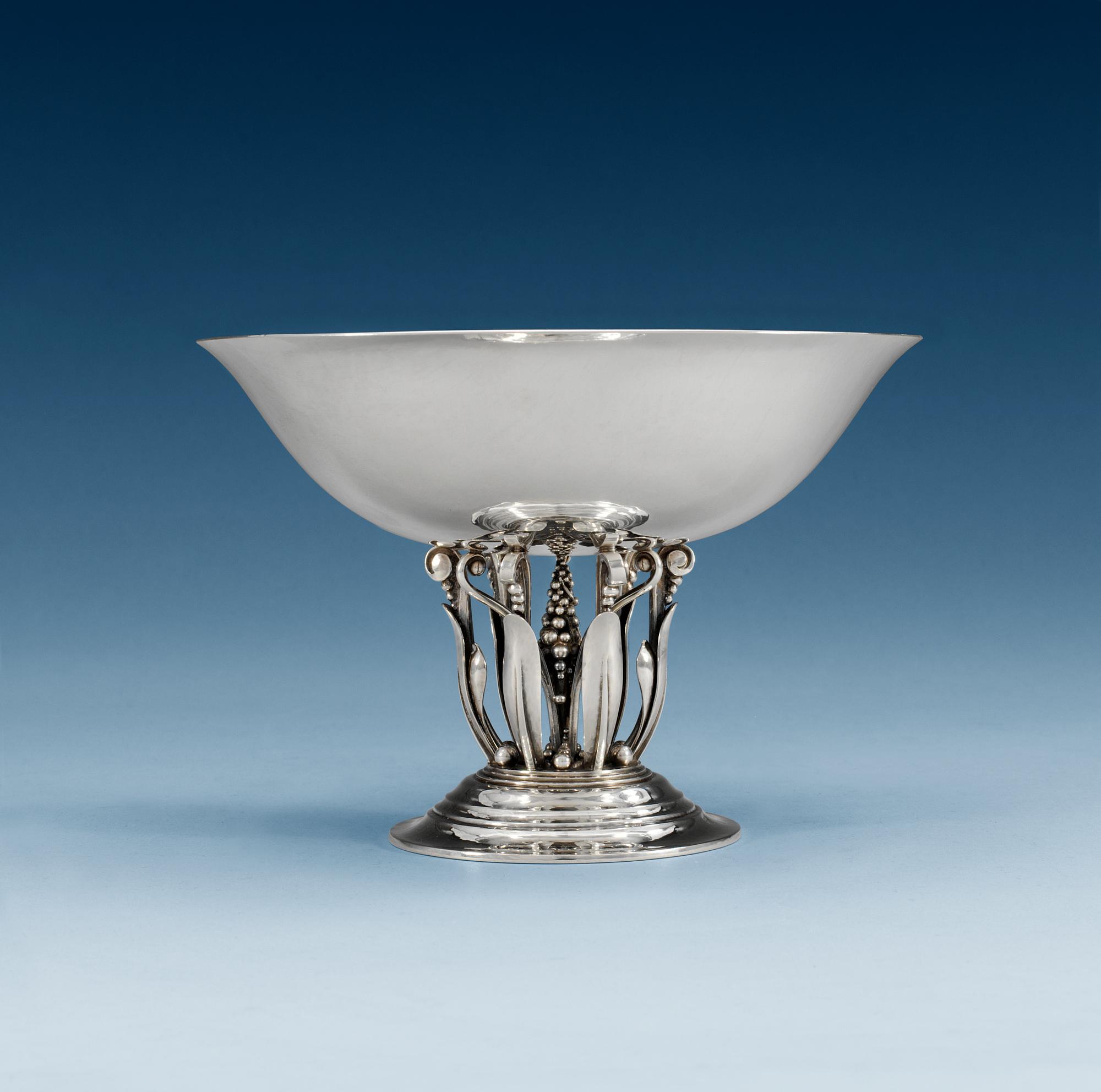 JOHAN ROHDE 
för Firma Georg Jensen, skål på fot, sterling. Köpenhamn 1919.
