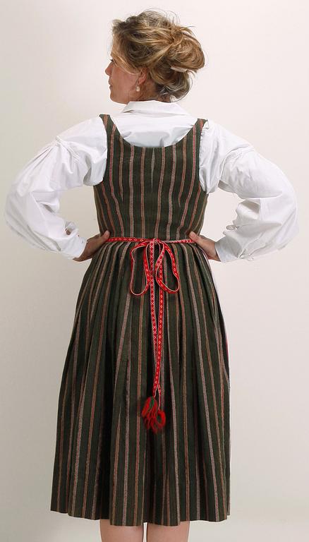 FOLKDRÄKT, 3 delar, bomull och ylle, Enånger, 1900-tal.