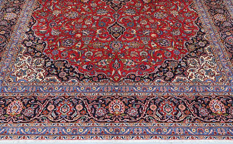 A semi-antique Keshan carpet, approx. 420 x 315 cm.