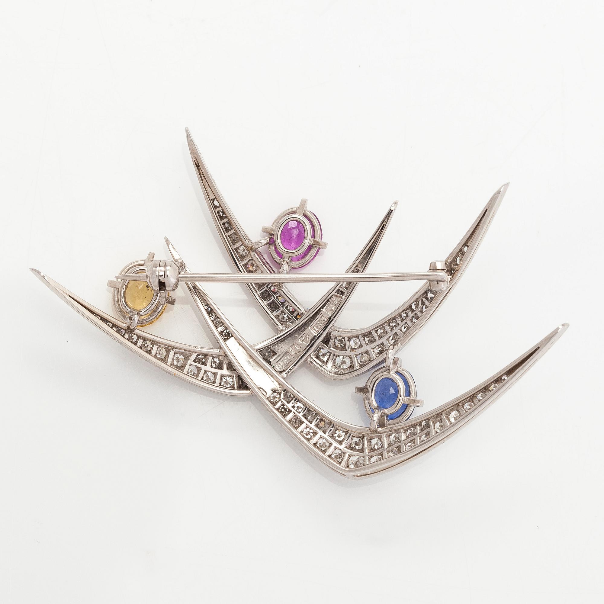 Brosch, 18K vitguld, med diamanter och safirer. C F Carlman, Stockholm 1971.