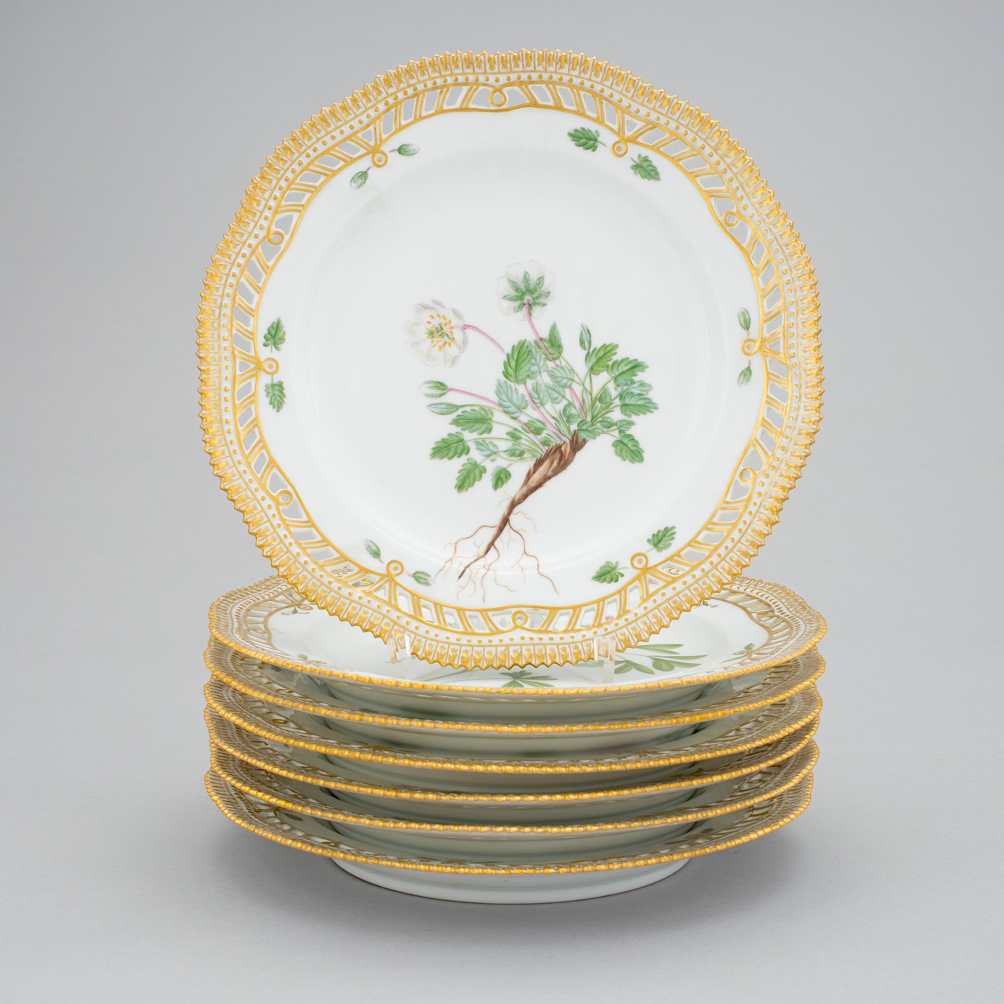 A set of 8 Royal Copenhagen 'Flora Danica' dessert dishes, Denmark, 20th Century.
