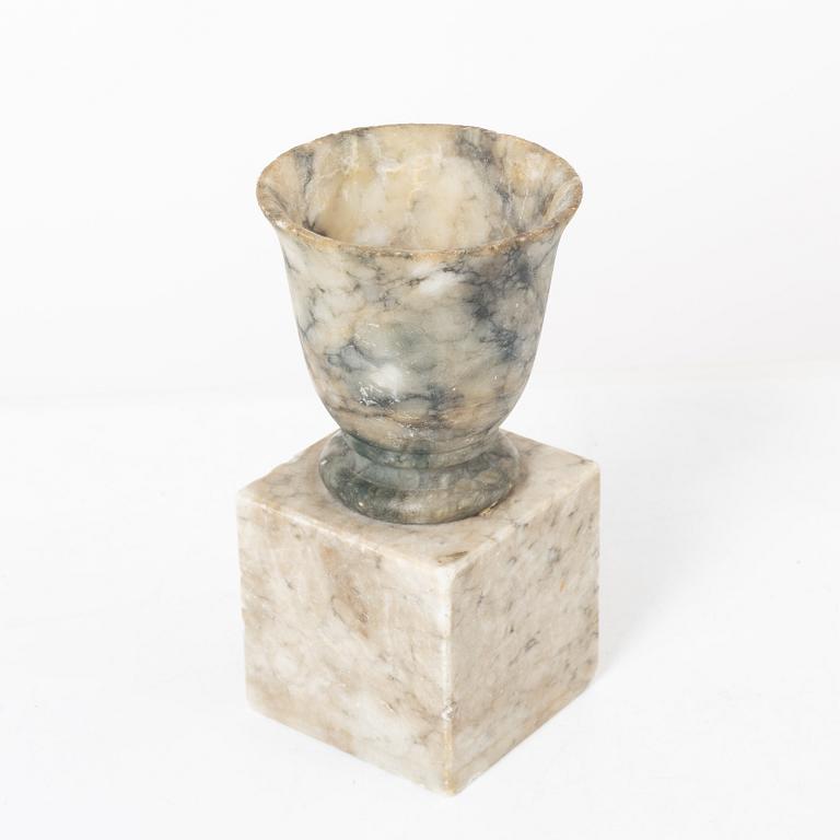 An alabaster vase, 19th/20th century.