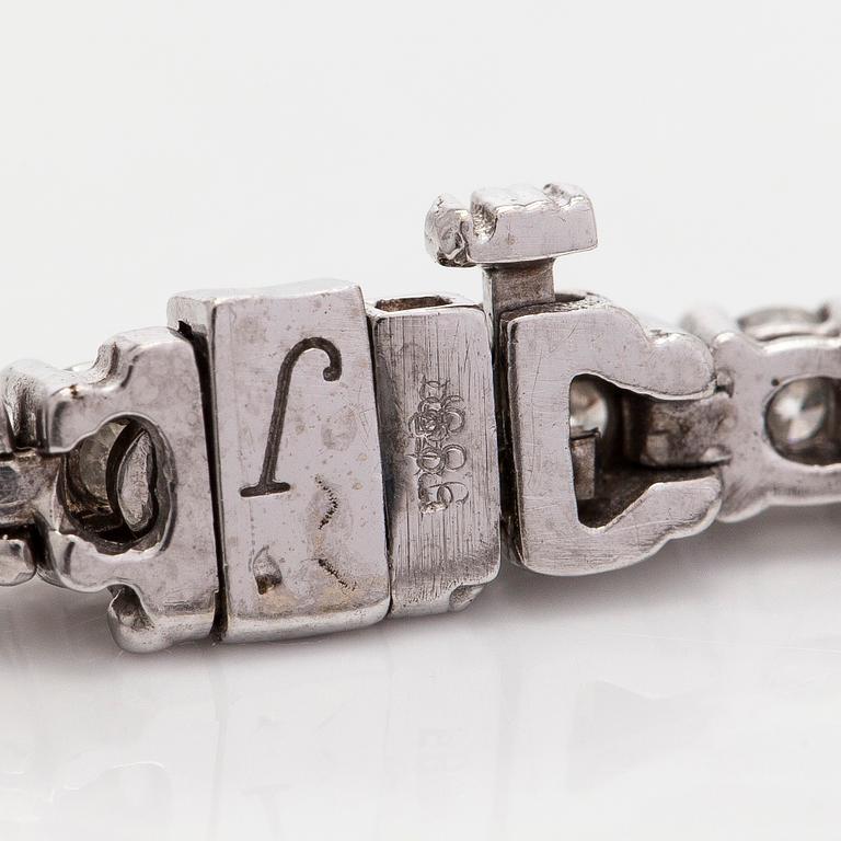 Tennisarmband, 14K vitguld och briljantslipade diamanter.