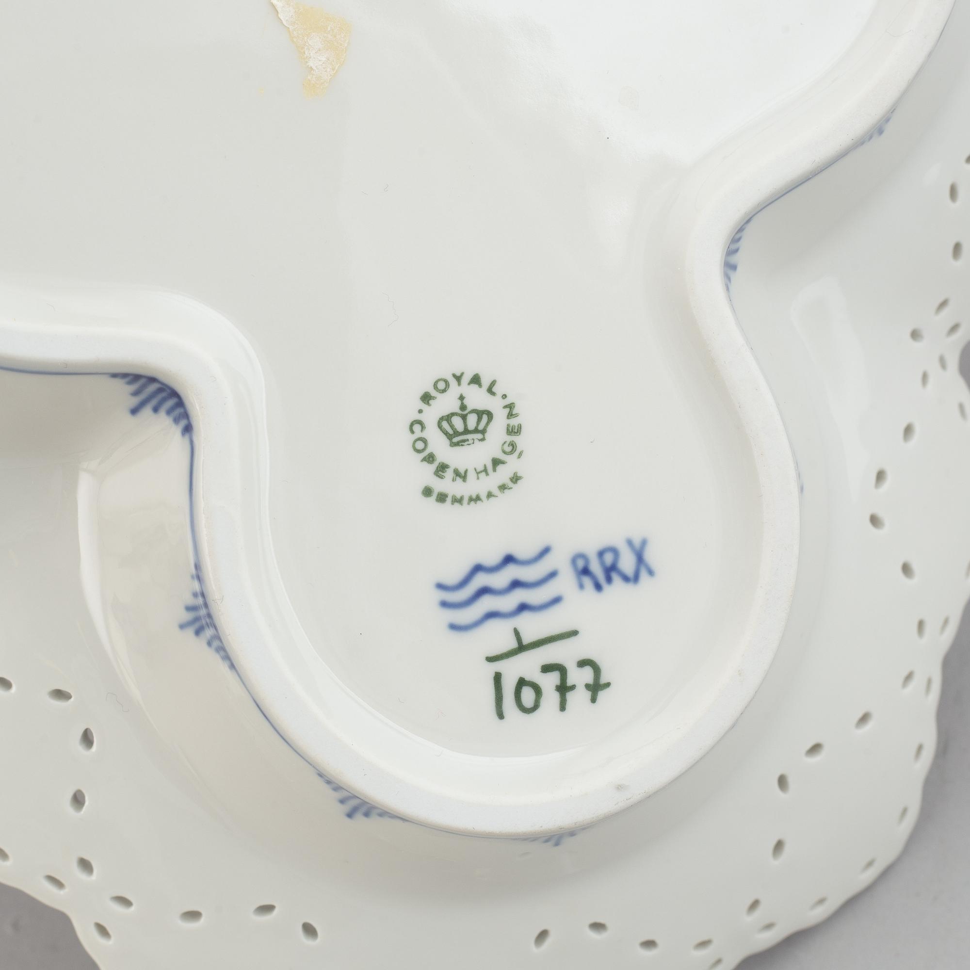 A Royal Copenhagen porcelain half lace "Musselmalet" service 21 pcs.