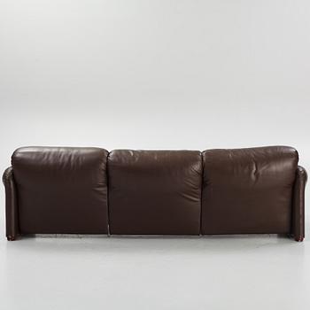 A Vico Magistretti leather sofa, "Maralunga" Cassina, Italy 20th century latter part.