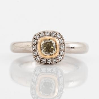 Ring, 18K vitguld med cushionformad fancy brown-yellow diamant samt briljantslipade diamanter.
