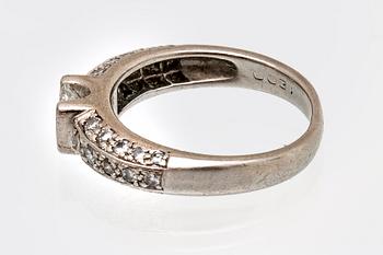 Ring 18K vitguld, 1 princesslipad diamant 0,31 ct och briljanter 0,50 ct ingraverat, storlek 16/50
¨.