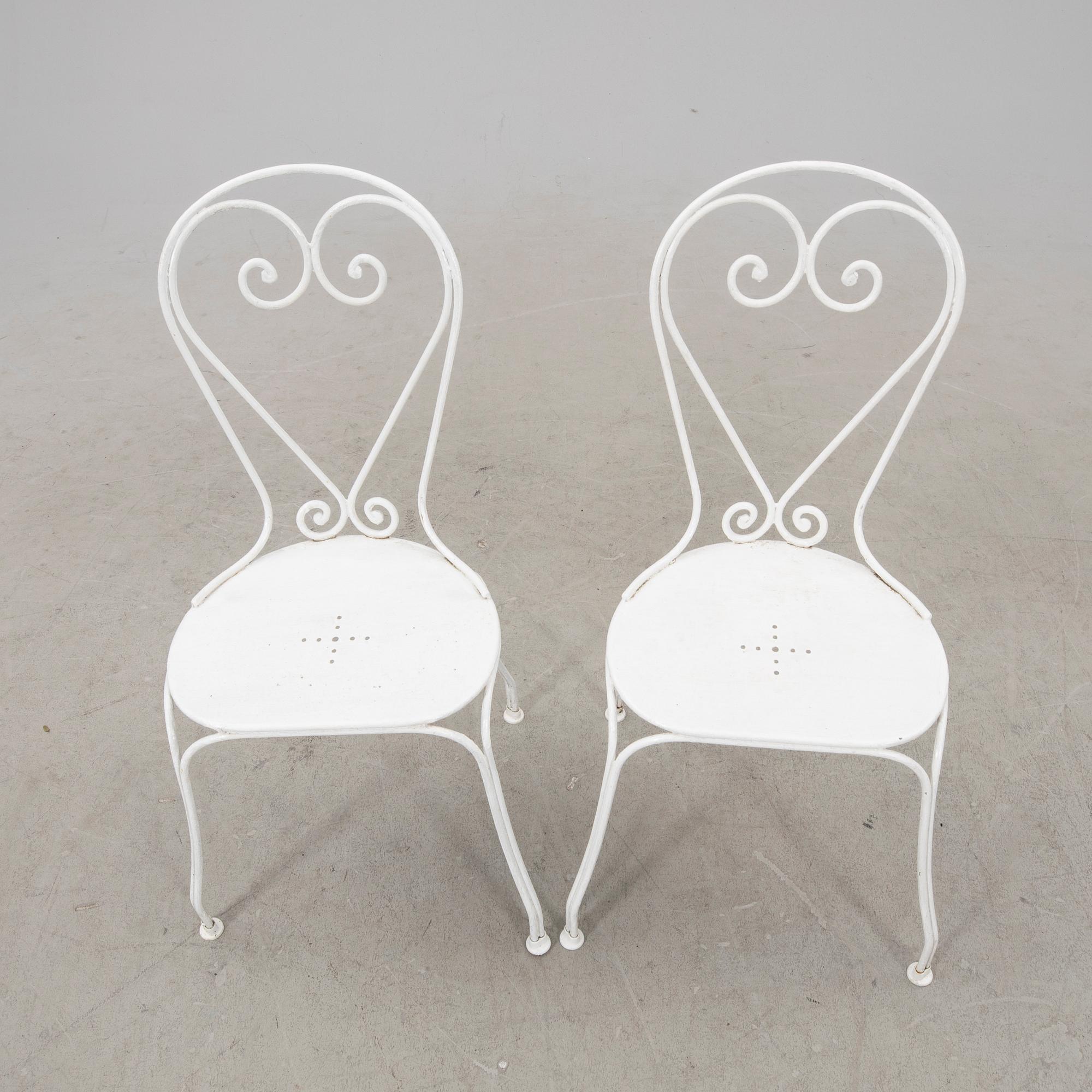 A tabe and two chairs from Byarum later part of the 20th century.