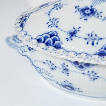 Royal Copenhagen, terriner med lock, ett par, "Musselmalet Helblonde", Danmark, 1979-83.