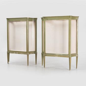 A pair of painted display cabinets, first half of the 20th Century.