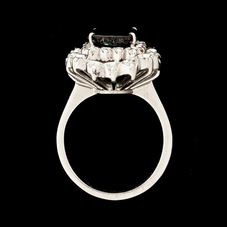 RING, 14k vitguld besatt med safir ca 3 ct och små briljantslipade diamanter totalt ca 0,64 ct . Vikt ca 7,3 g.