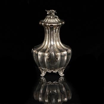 KAFFEKANNA och GRÄDDKANNA, silver, nyrokoko, Gustaf Möllenborg, Stockholm 1847. Vikt c:a 1370 g.