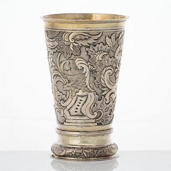 Bägare, silver, dubbelslagen mästarstämpel  sannolikt Jacob Fleichman (verksam i Arensburg 1675-1698).