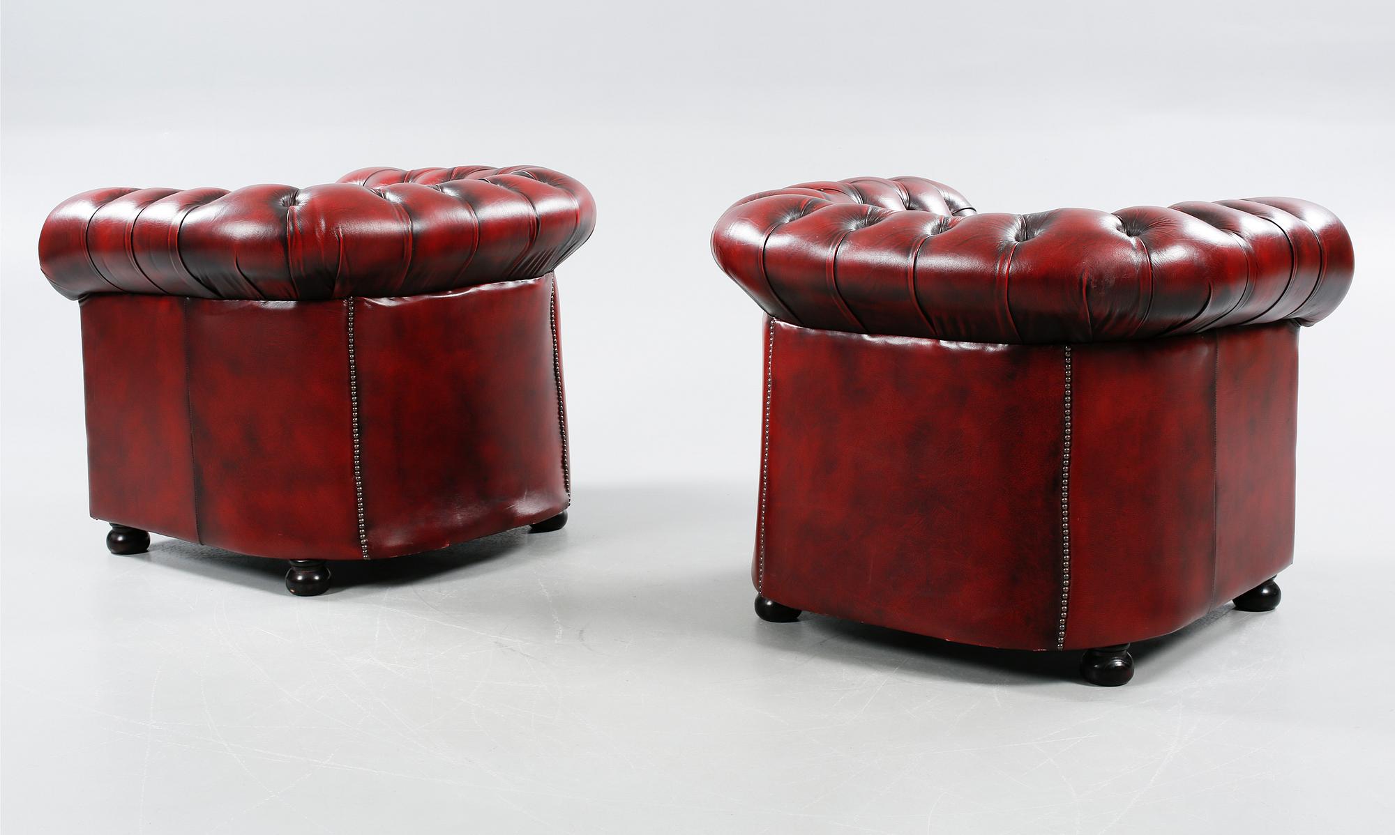 A pair of Chesterfield lounge chairs, second half of the 20th century.