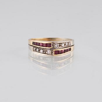 RING, 18K guld med åttkantslipade diamanter och carréslipade rubiner. Vikt 3,5 gram.
