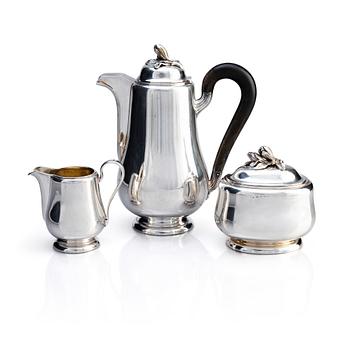 439. Kaffeservis, 3 delar, silver, handarbete/driven, design Oscar Brandtberg, W.A. Bolin, Stockholm 1946.