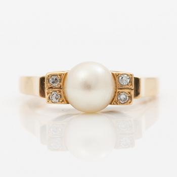 Ring, 18K guld med odlad pärla och åttkantslipade diamanter.