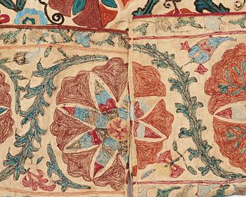 ANTIKT UZBEKISTANSKT SUZANI BRODERI. Två delar. 242,5 x 76 och 243,5 x 76,5 cm.