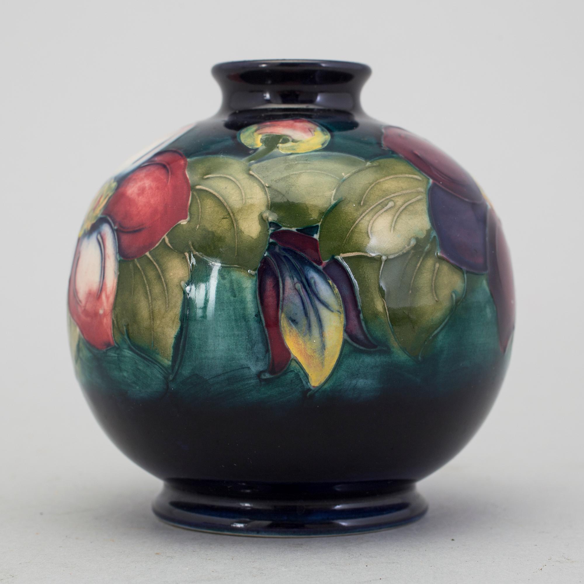 An Englisch Moorcroft pottery vase