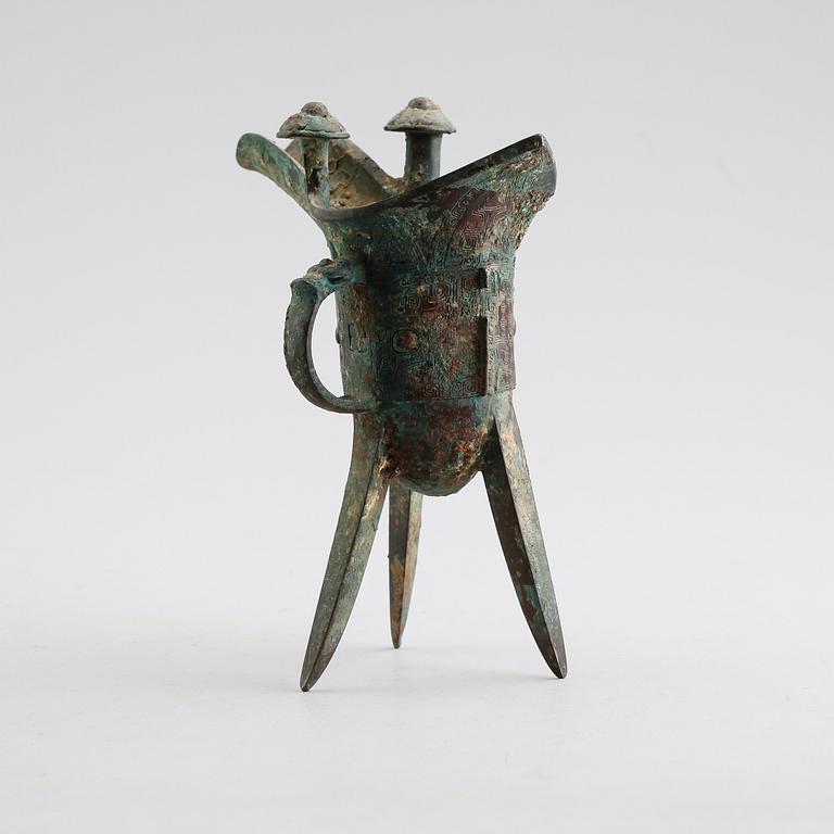 An archaic bronze ritual libation vessel (Jue), presumably Shang dynasty (1600-1046 BC).